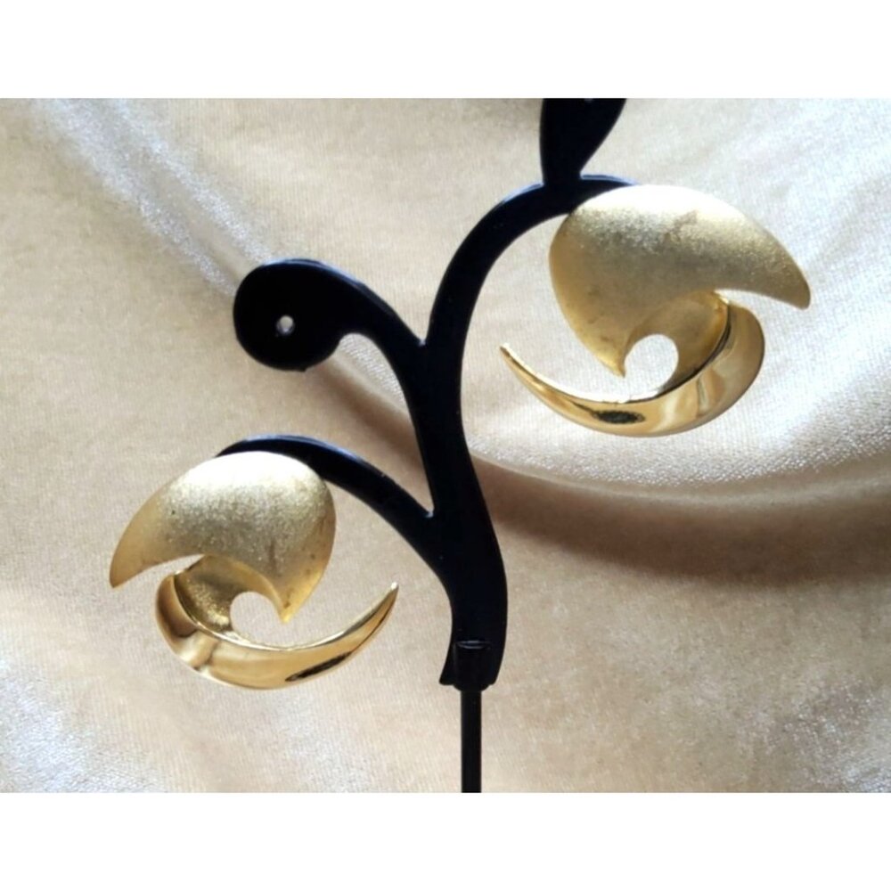 vintage gold tone textured fan blade shape stud earrings